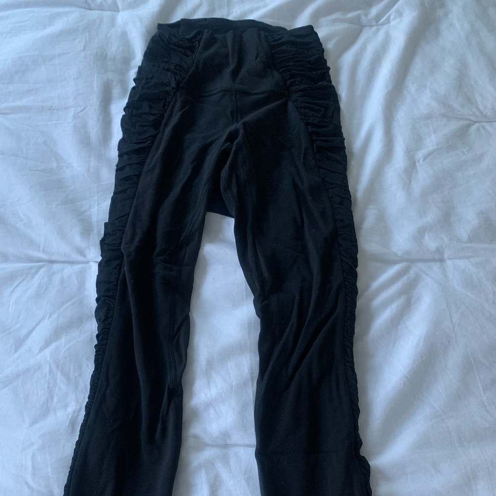 Lululemon Nulu Mesh Panels High-Rise
Tight 25"